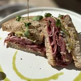 „Reuben“ Pastrami-Sandwich
